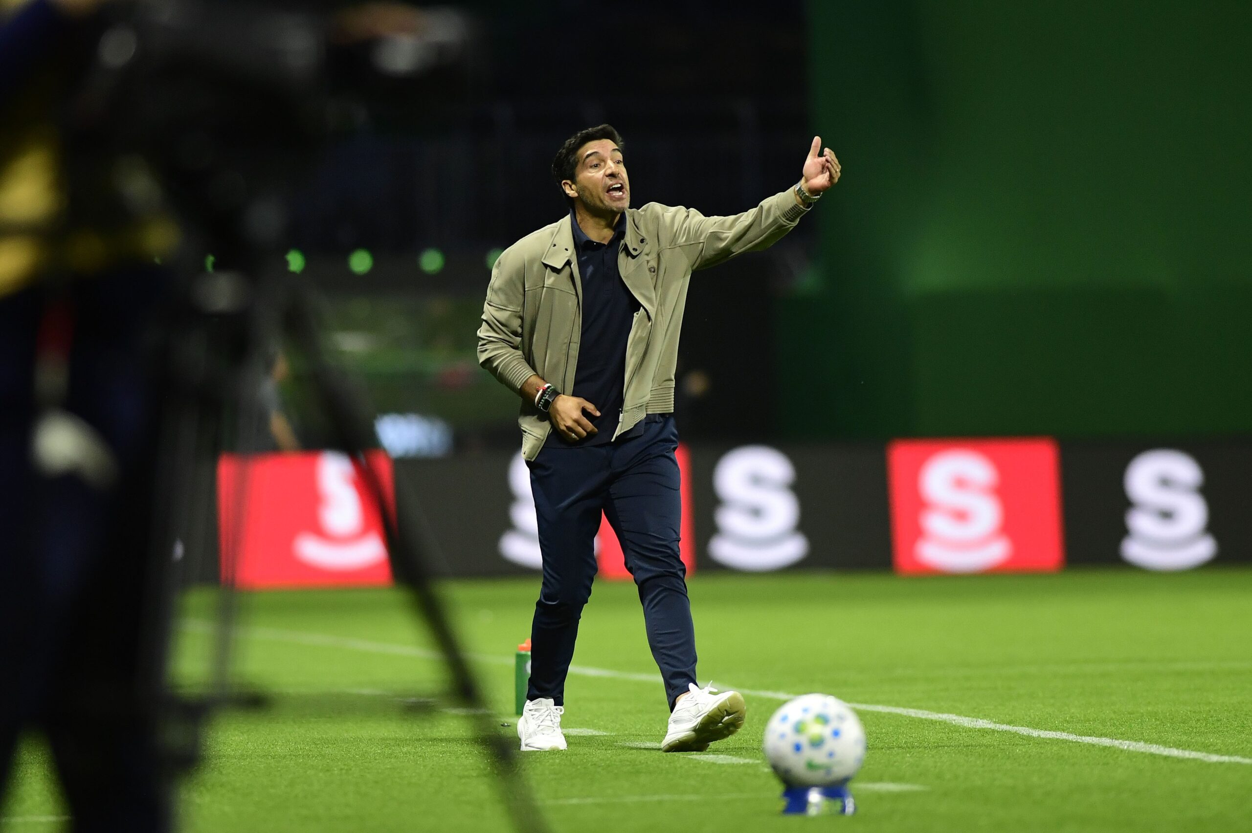 Técnico do Palmeiras desabafa após vitória: “No futebol brasileiro se pode ser tudo, menos Abel”