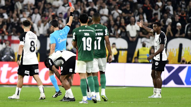 Corinthians aplica multa de 10% sobre salário de André por gesto obsceno no Dérbi