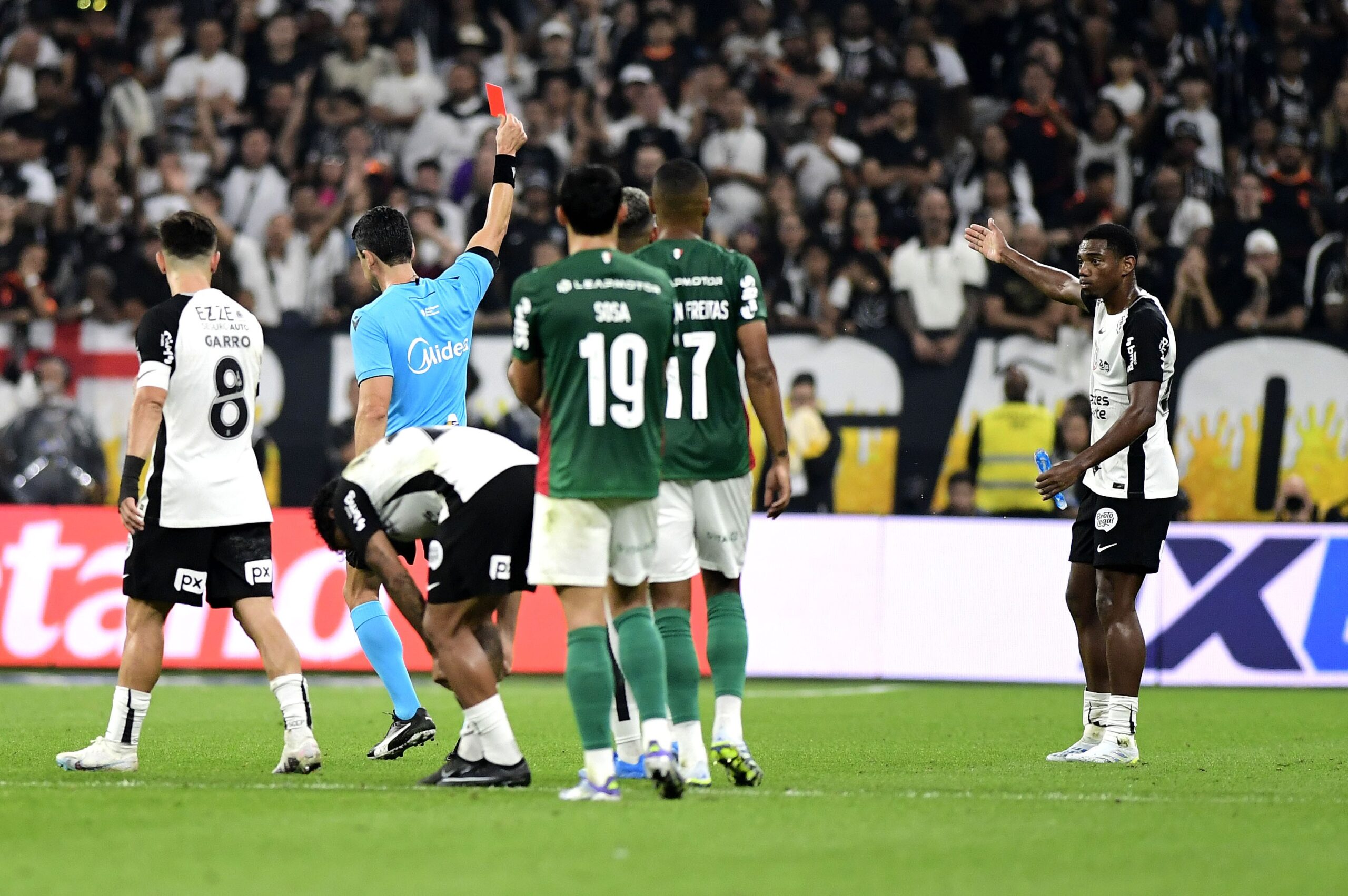 Corinthians aplica multa de 10% sobre salário de André por gesto obsceno no Dérbi