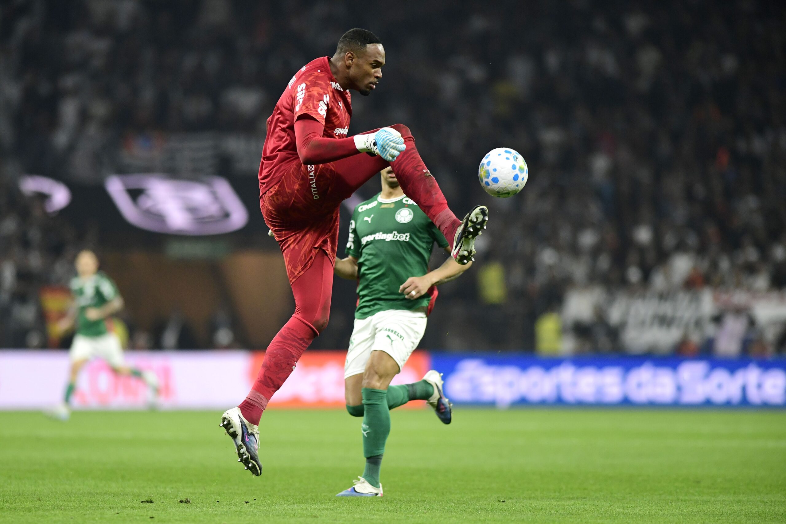 Palmeiras diz que Carlos Miguel foi alvo de racismo; Corinthians afirma que busca identificar autor