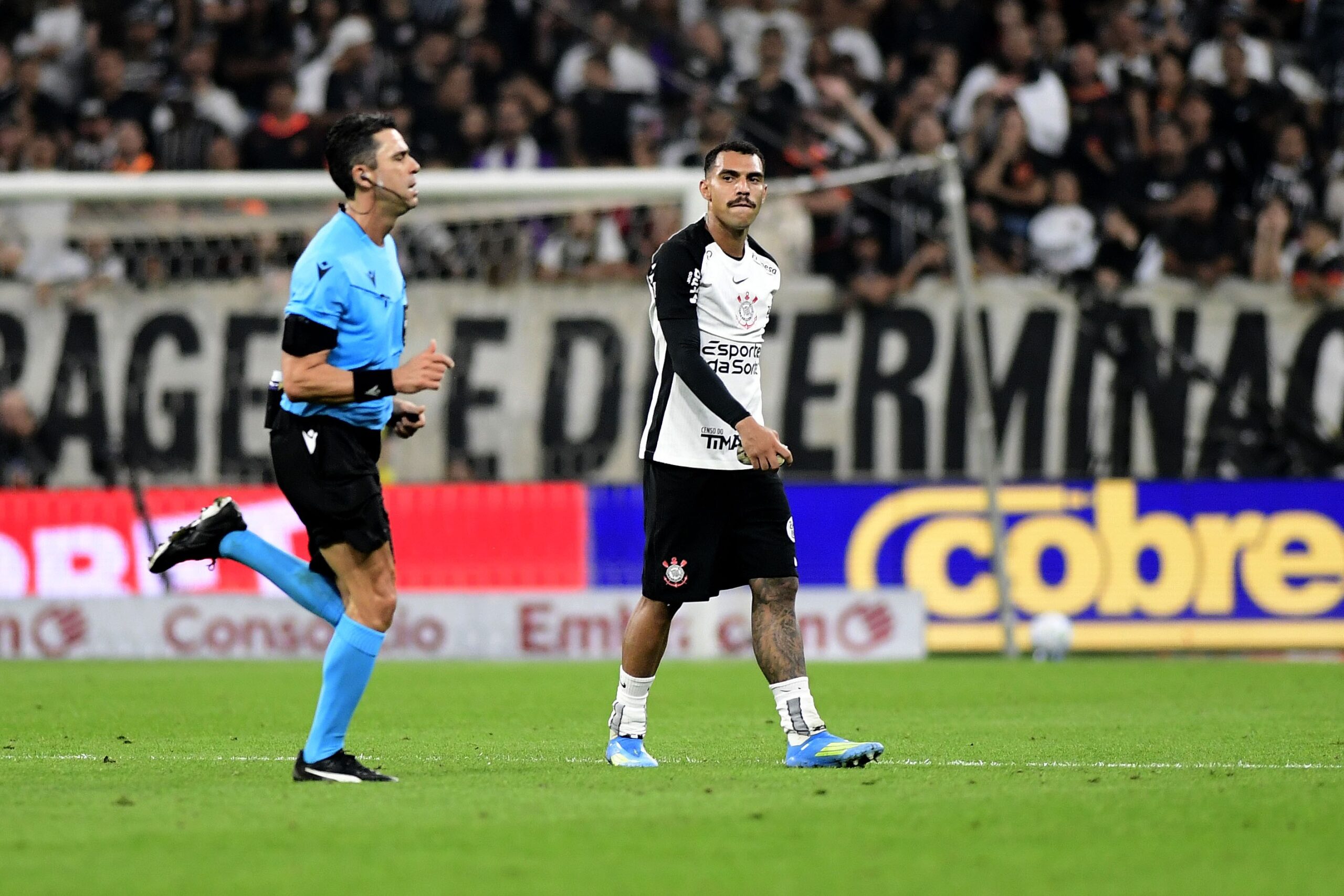 Corinthians x Palmeiras: árbitro relata tumulto no túnel do vestiário e drone com porco de pelúcia