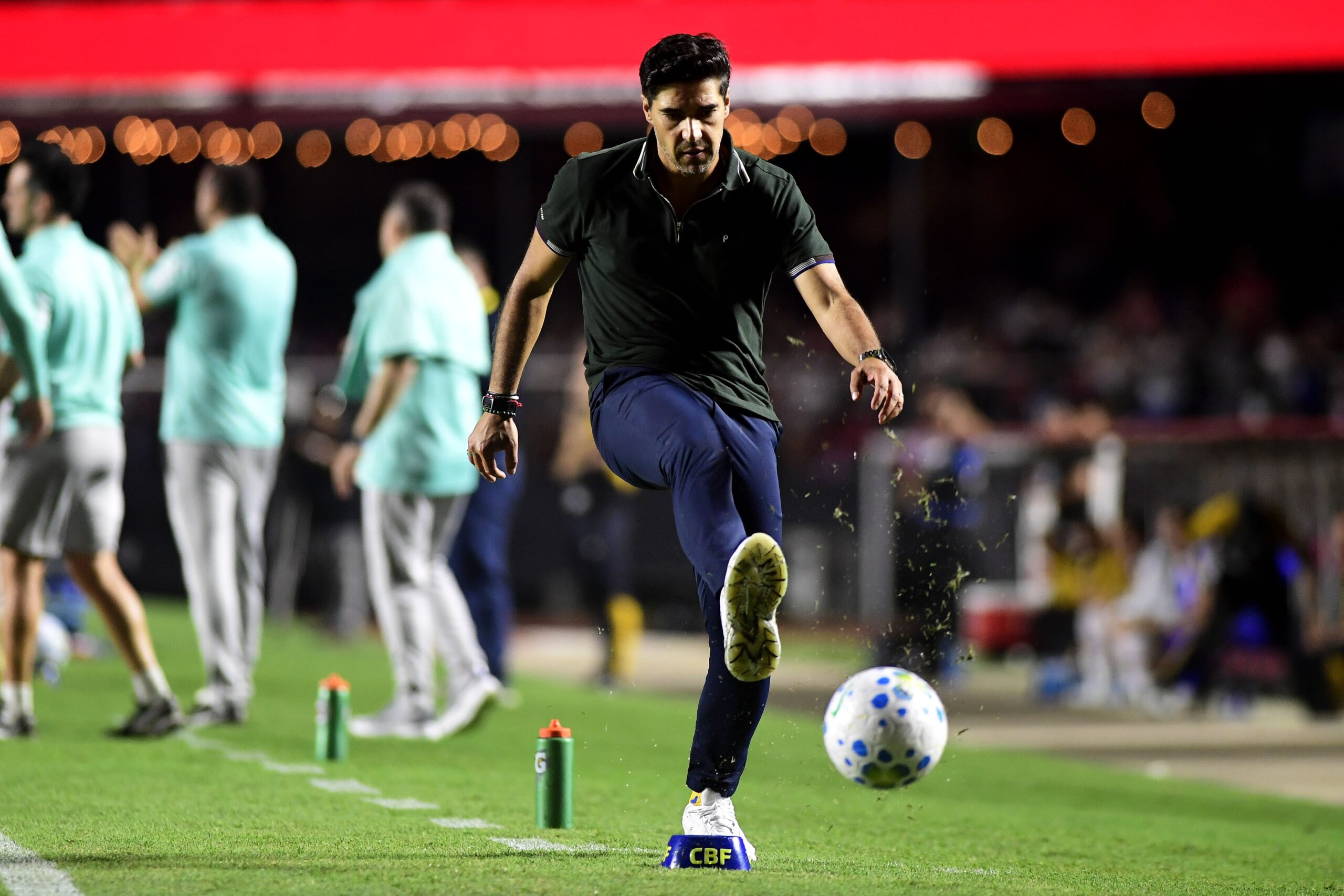 Abel Ferreira, do Palmeiras, é punido com oito jogos de suspensão pelo STJD; cabe recurso