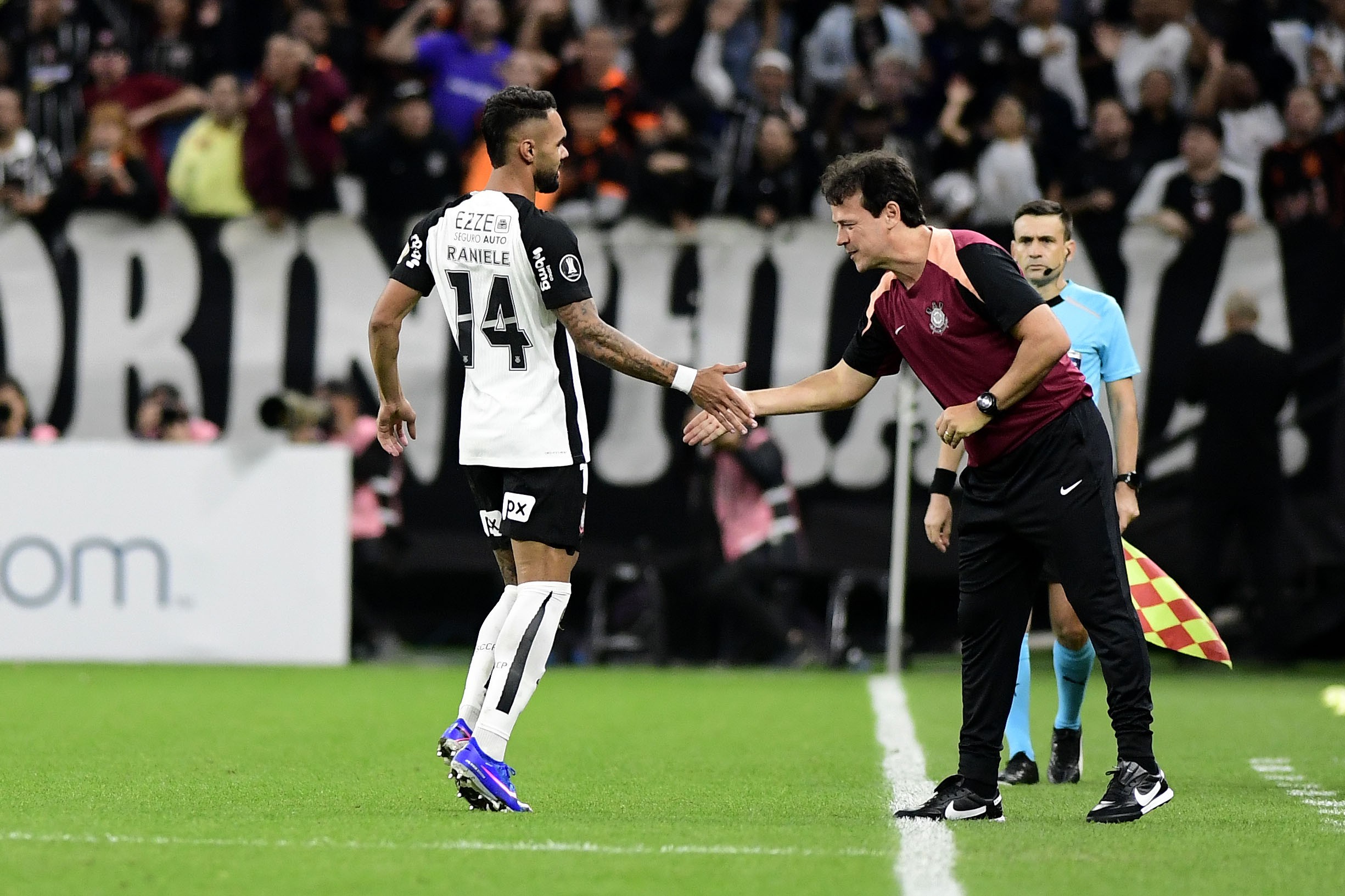 Análise: improvisação de Diniz dá certo, e Corinthians vence Vasco sabendo sofrer após expulsão