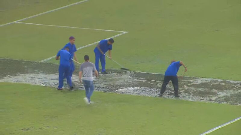 Arena de Pernambuco tem gramado alagado por chuvas e água retirada com rodos; veja vídeo