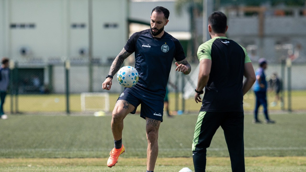Rodrigo Rodrigues avança em recuperação no Coritiba; saiba prazo para o retorno aos jogos
