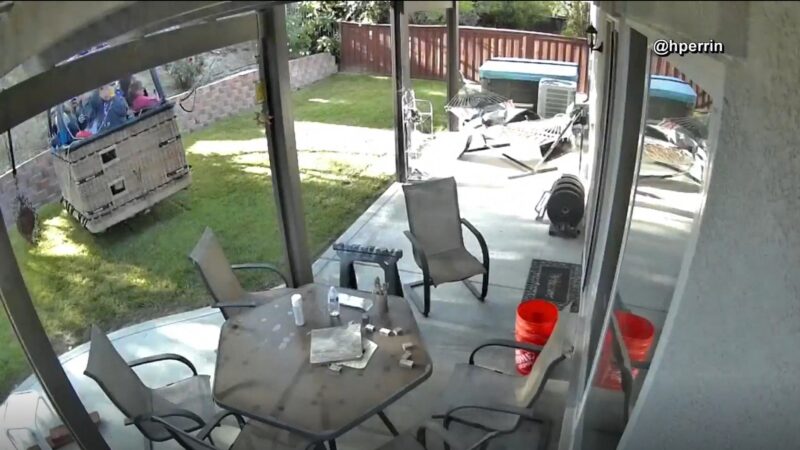 Balão faz pouso de emergência em quintal de casa na Califórnia; VÍDEO