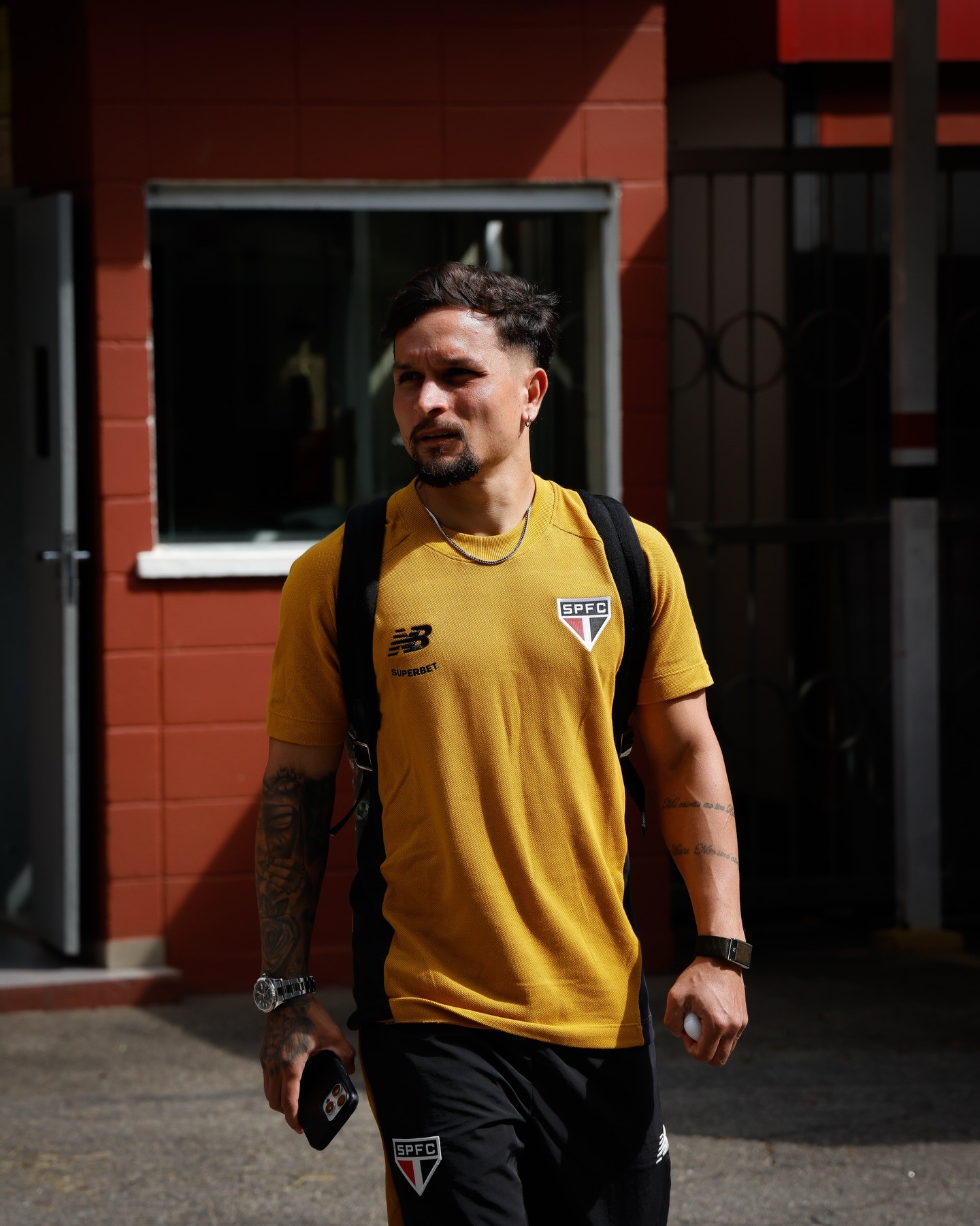 Artur pode ganhar vaga de Cauly e ser titular em estreia no São Paulo