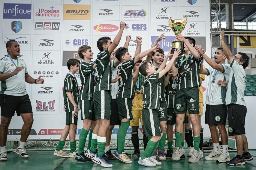 Escolinha do Pelezinho é vice-campeão da Taça Brasil de Futsal sub-14
