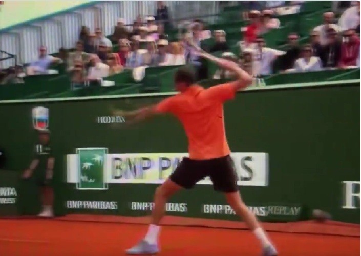 Medvedev se irrita, quebra a raquete e perde para Berretini por “bicicleta”