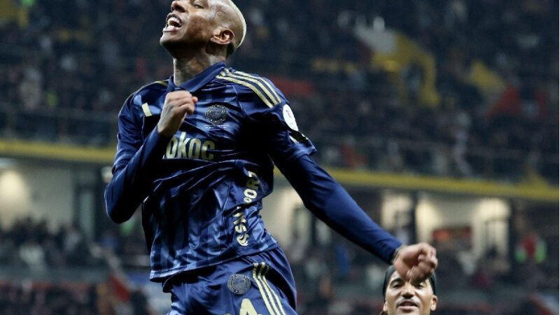 Talisca brilha com dois gols e assistência em goleada que põe Fenerbahçe na briga pelo título turco