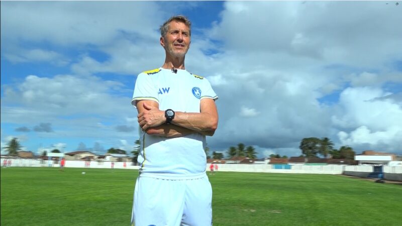 Conheça o sueco que se inspira em azarão da Champions para transformar clube de Alagoas