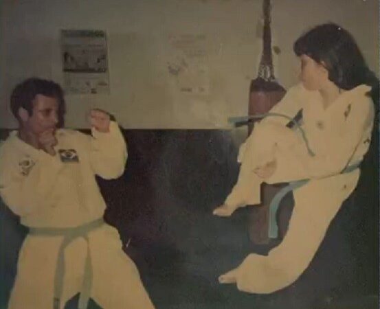 Após 26 anos, 1ª mulher faixa preta em taekwondo no Acre volta ao esporte e inspira filha