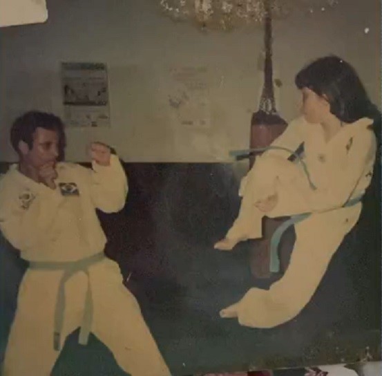 Após 26 anos, 1ª mulher faixa preta em taekwondo no Acre volta ao esporte e inspira filha