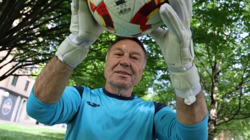 Goleiro de 70 anos é relacionado e pode atuar na quinta divisão da Espanha