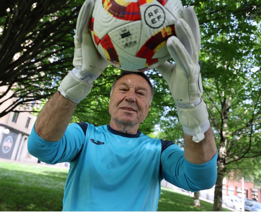 Goleiro de 70 anos é relacionado e pode atuar na quinta divisão da Espanha