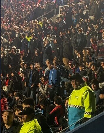 Torcedor do San Lorenzo é flagrado cometendo ato racista contra santistas em jogo da Sul-Americana