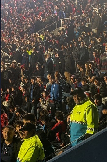 Torcedor do San Lorenzo é flagrado cometendo ato racista contra santistas em jogo da Sul-Americana