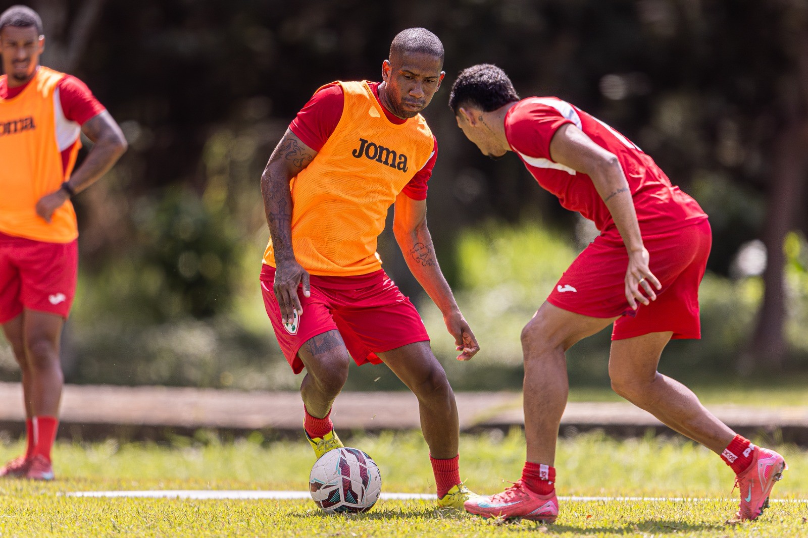 Jonas Toró treina com o grupo da Portuguesa e se aproxima de estreia