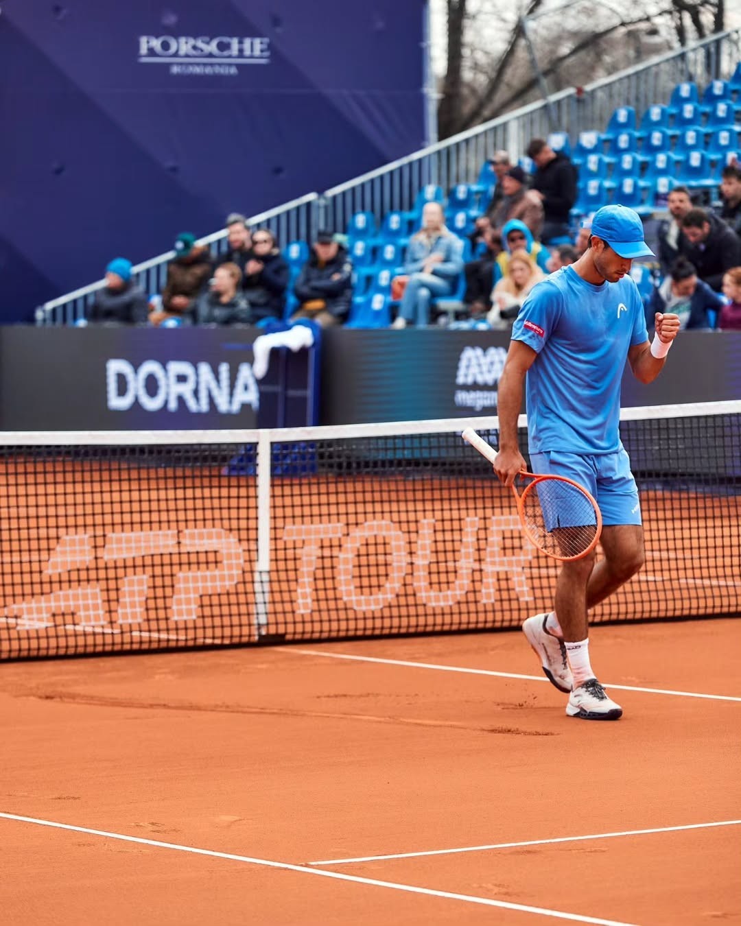 Tenista português dá saque por baixo no match point, vence e é vaiado pelo público; veja vídeo