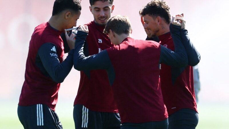 Canetas nas mãos e roda de abraços: Arsenal é alvo de zoação por treinos inusitados