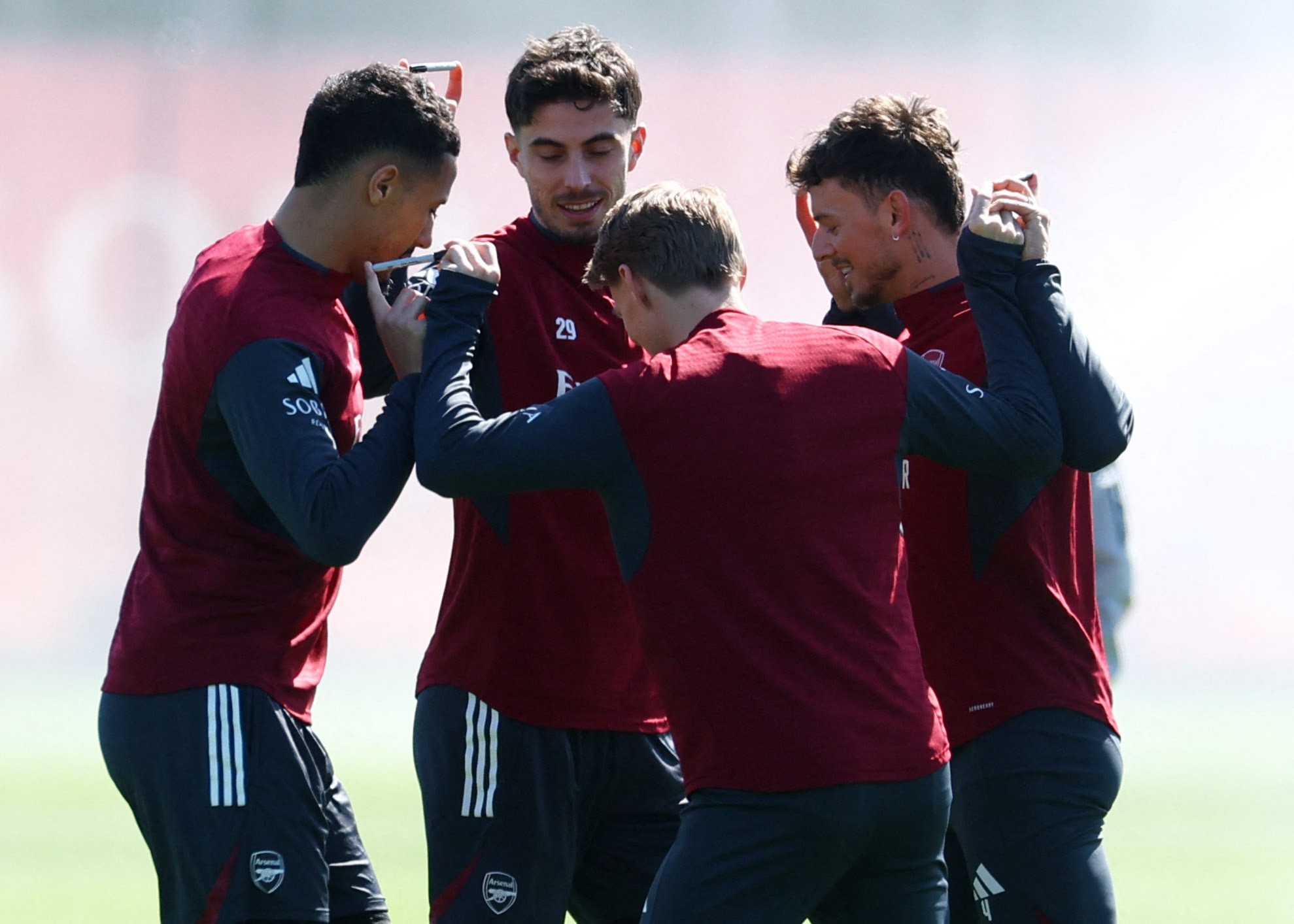 Canetas nas mãos e roda de abraços: Arsenal é alvo de zoação por treinos inusitados
