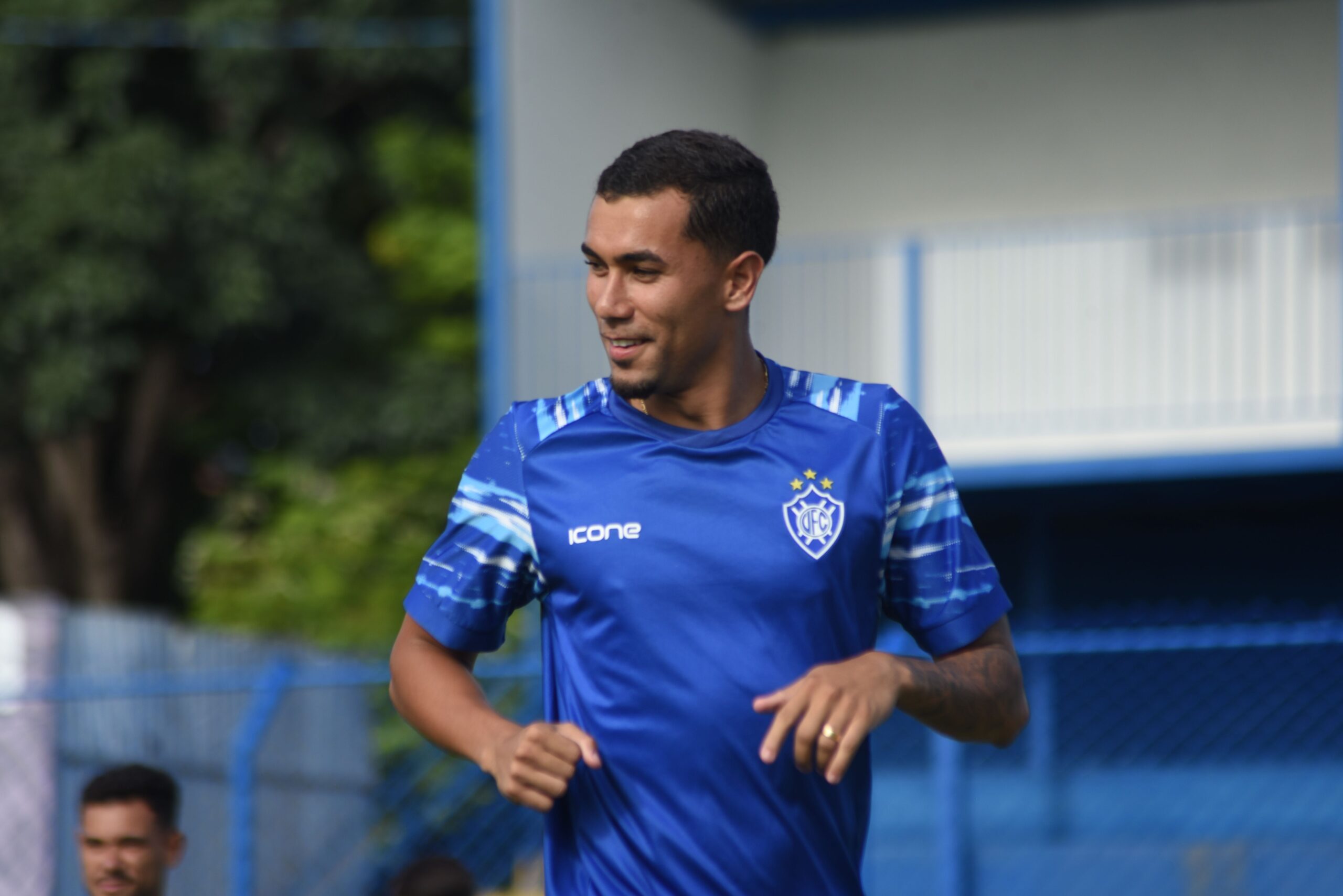 Carlinhos atribui gratidão ao retorno ao Vitória-ES: “me reacendeu a chama de querer jogar futebol”