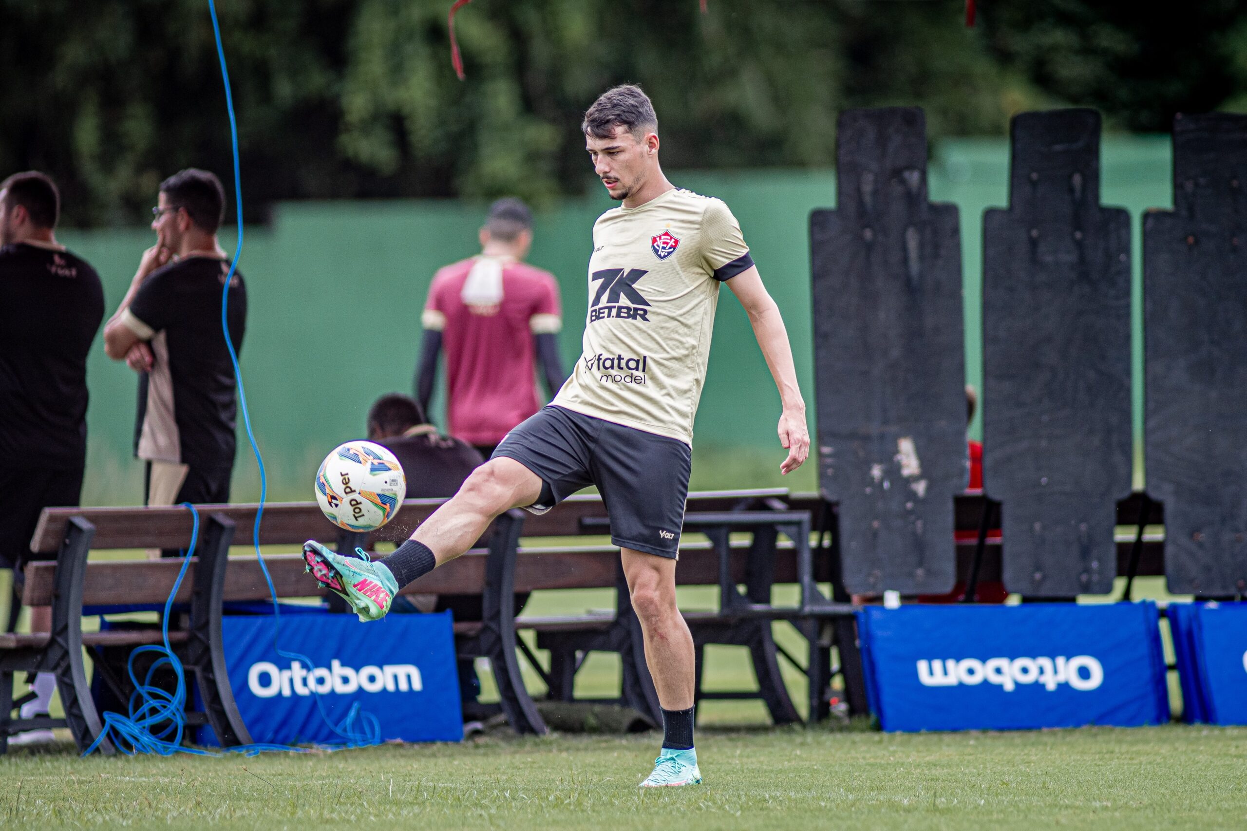 E Claudinho? Lateral do Vitória não entra em campo há quase sete meses