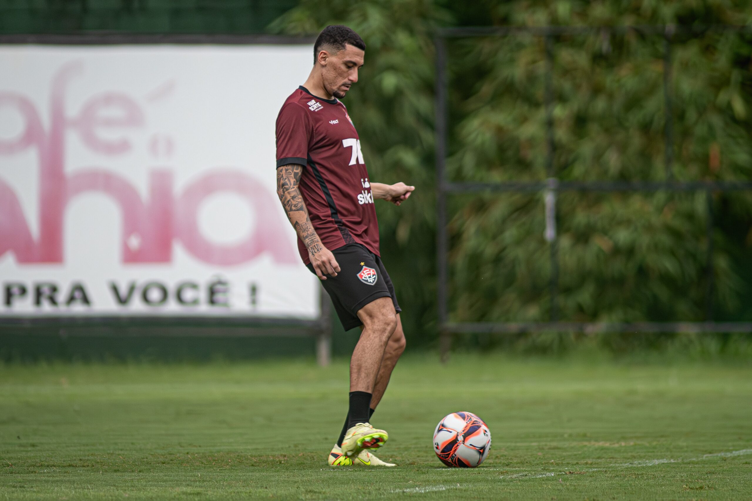 Kayzer e Baralhas são desfalques do Vitória para enfrentar o Flamengo; veja provável escalação