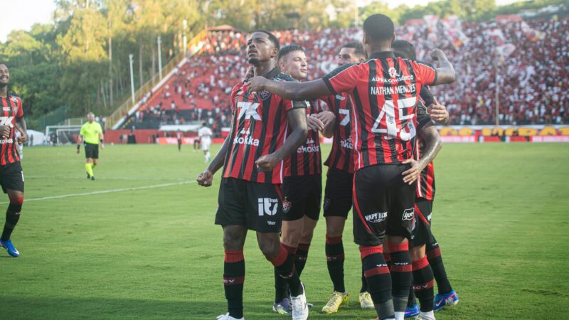 Cacá se firma no Vitória e anota primeiro gol antes de reencontro com o Corinthians