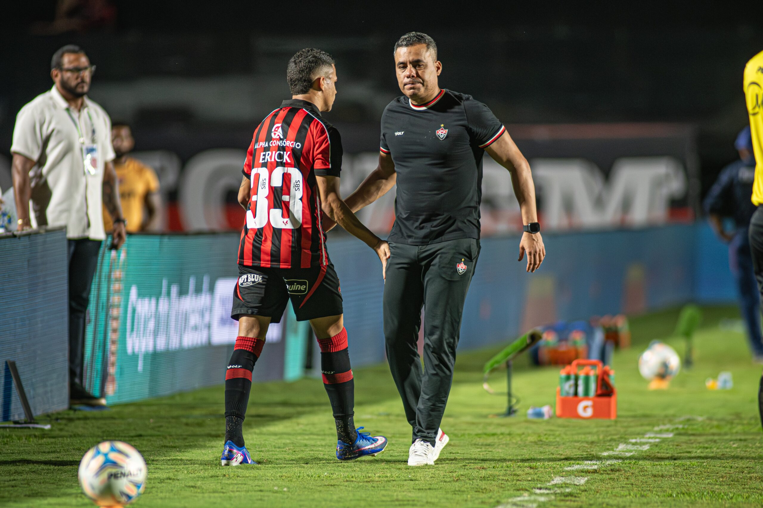 Erick se machuca sozinho e deixa o campo com dores antes do fim do jogo do Vitória