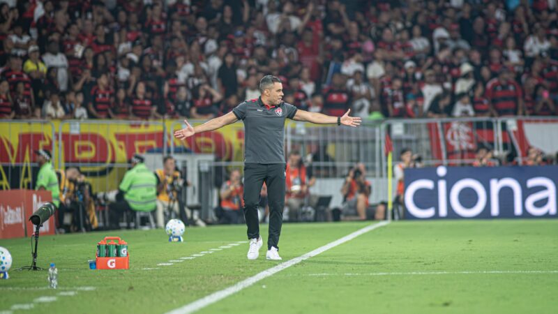 Jair Ventura reclama do VAR em Flamengo x Vitória e confia no Barradão: “Voltamos vivos”