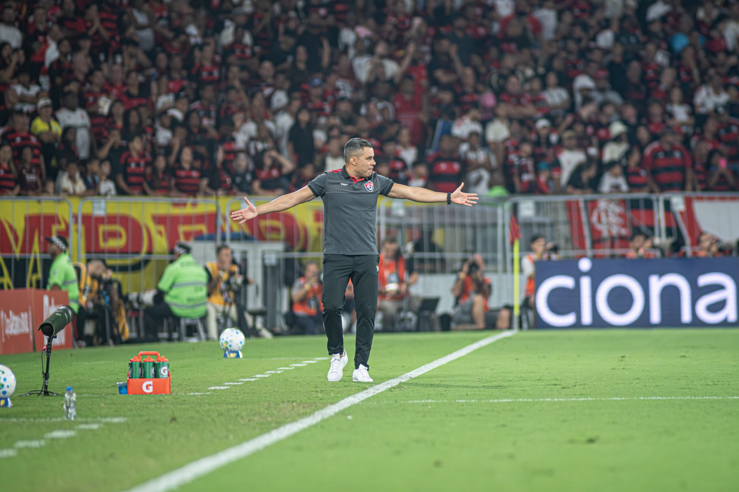 Jair Ventura reclama do VAR em Flamengo x Vitória e confia no Barradão: “Voltamos vivos”