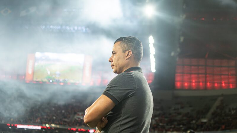Jair Ventura detona arbitragem e ironiza após reclamação do Vitória: “Sempre acaba em pizza”