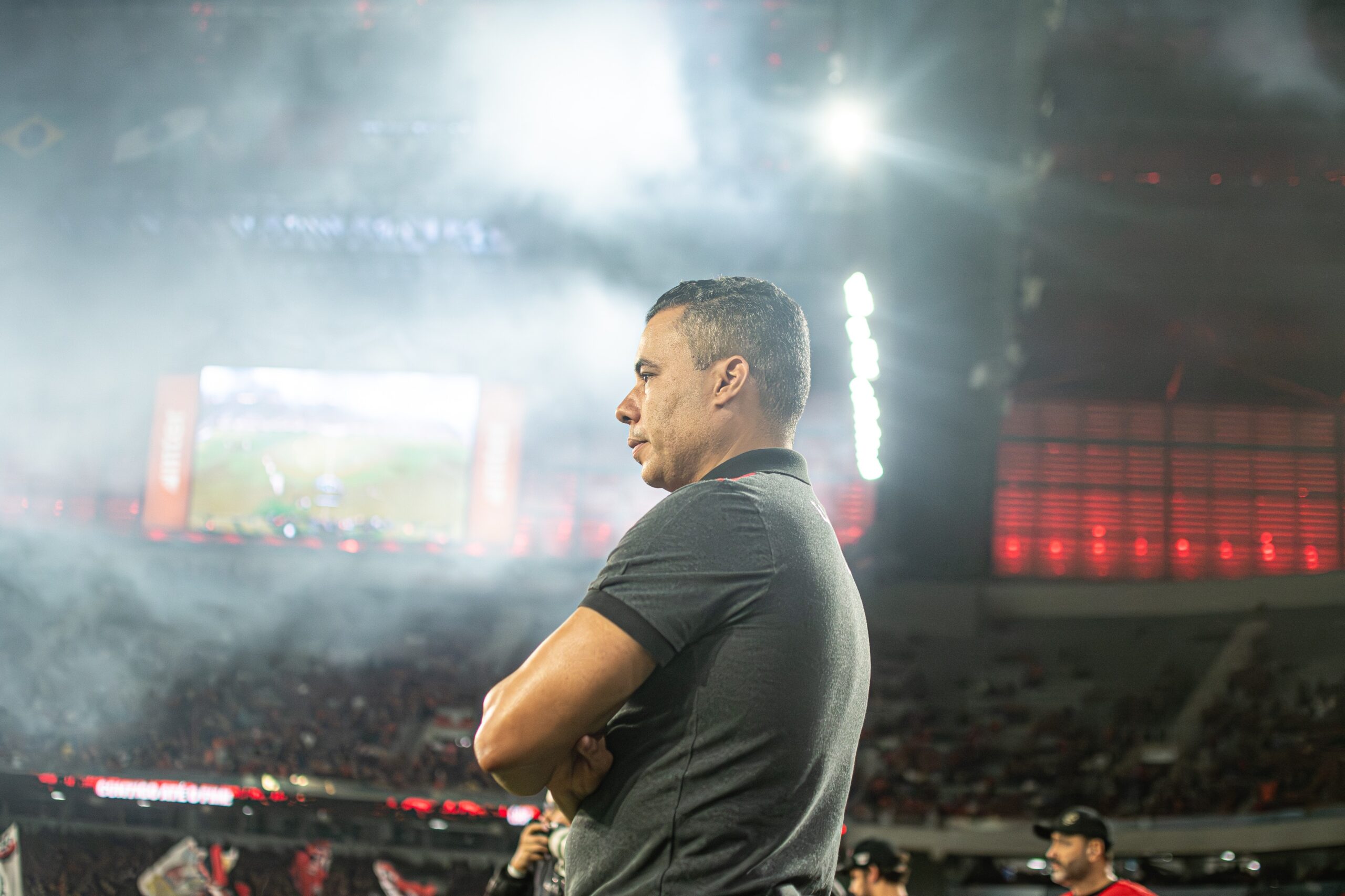 Jair Ventura detona arbitragem e ironiza após reclamação do Vitória: “Sempre acaba em pizza”