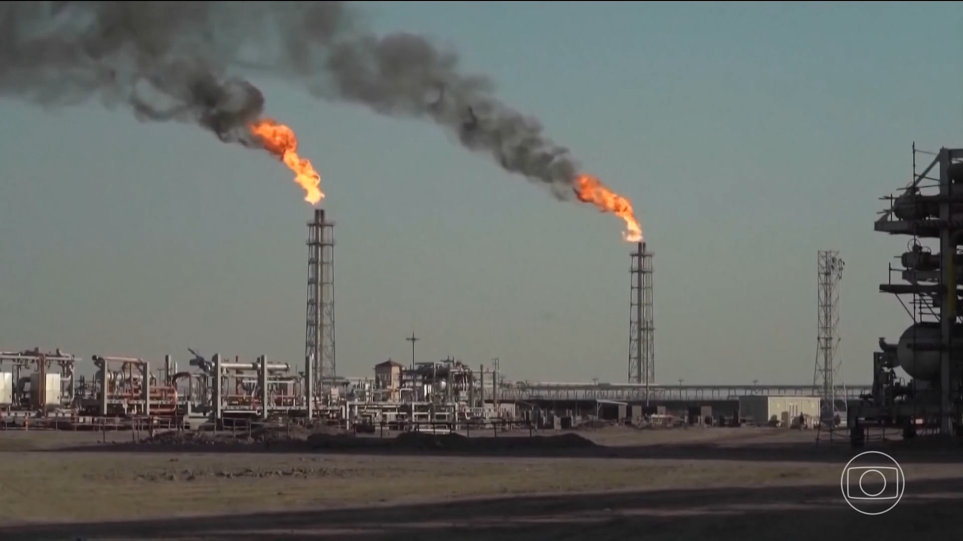 Ataques ucranianos atingem porto estratégico e grande refinaria, ampliando pressão sobre a infraestrutura energética da Rússia