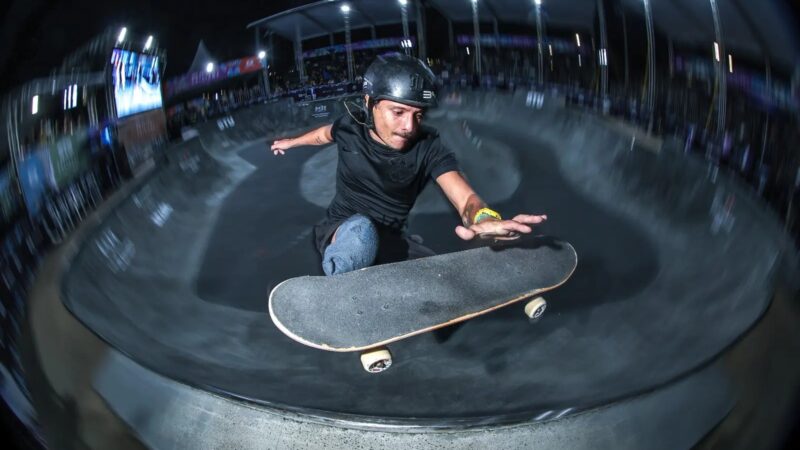 Vini Sardi avalia pista para primeira disputa do paraskate street do STU National em Florianópolis