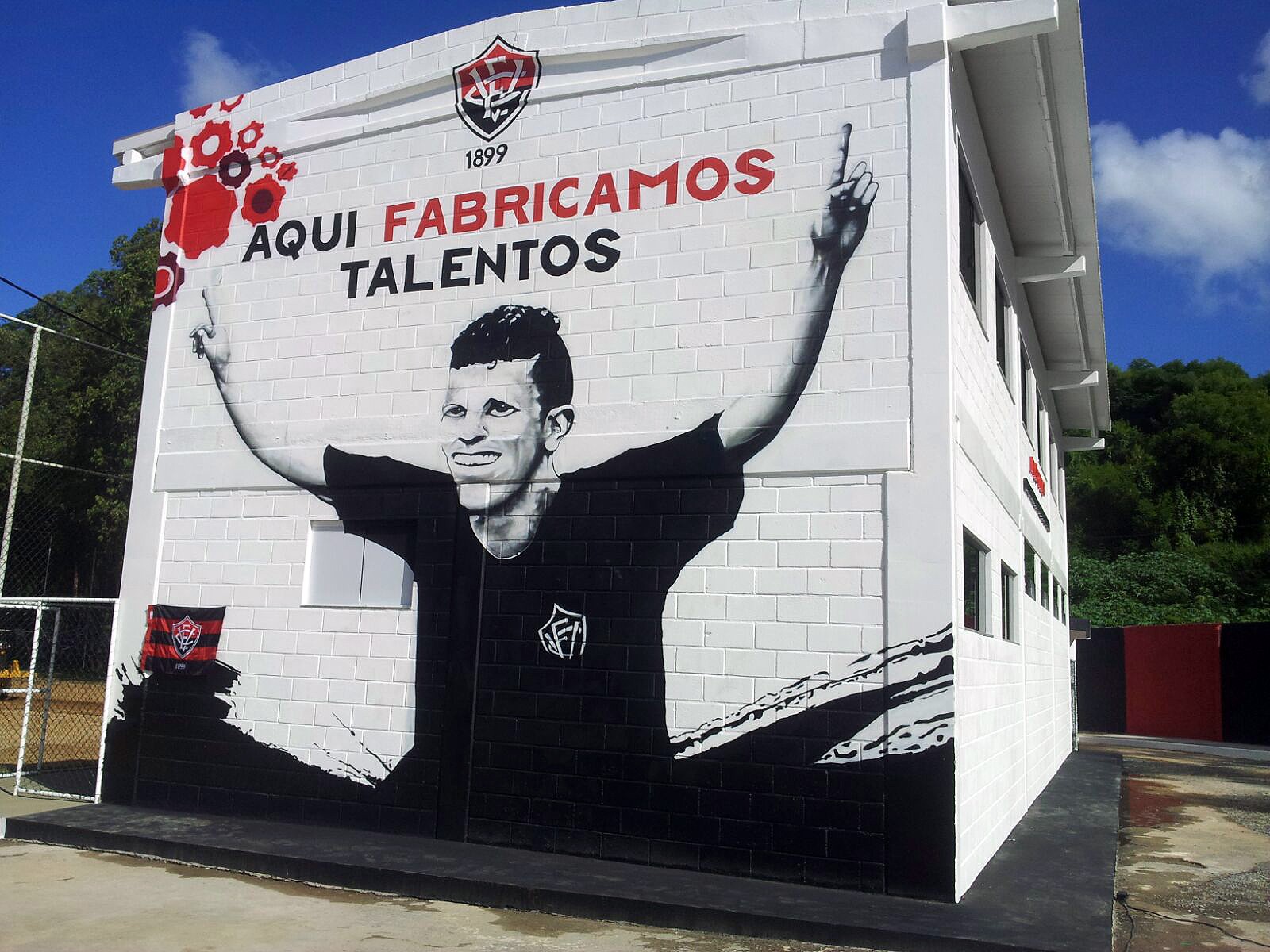 Contra o Corinthians, Vitória vai rever Gabriel Paulista, cria homenageada em prédio da base