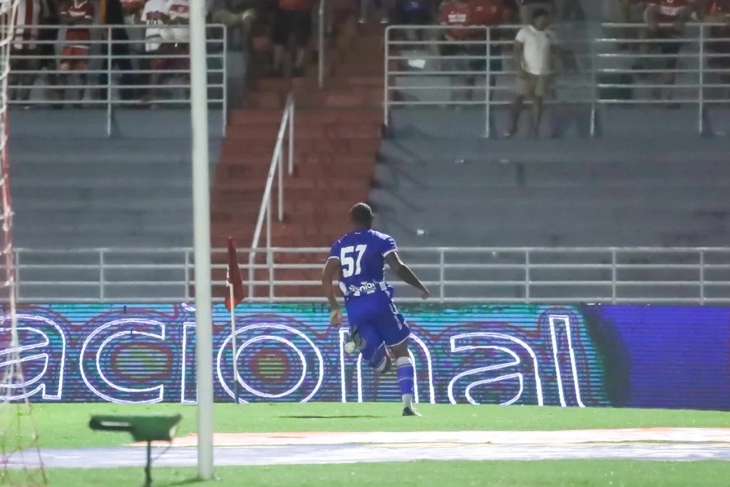 Cauan de Almeida exalta a vitória do Avaí contra o CRB: “Poucas equipes vão pontuar aqui”