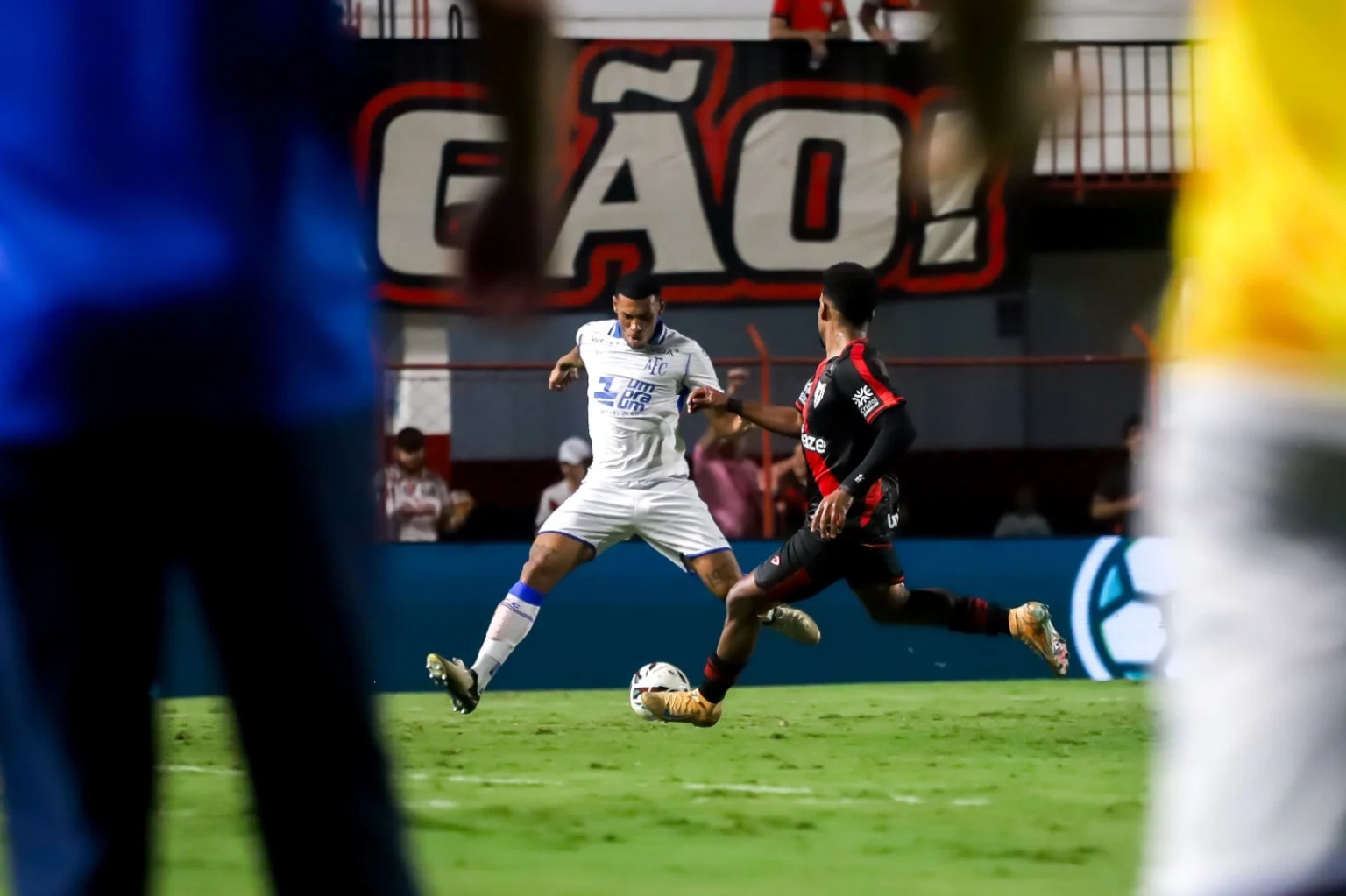 Cauan de Almeida compara os centroavantes do Avaí: “Características distintas”