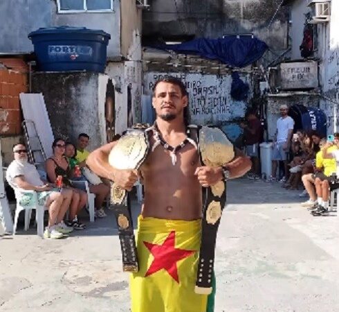 Exibindo bandeira do Acre e cinturões do Shooto Brasil, Wendel Almeida faz ‘trend da Rocinha’