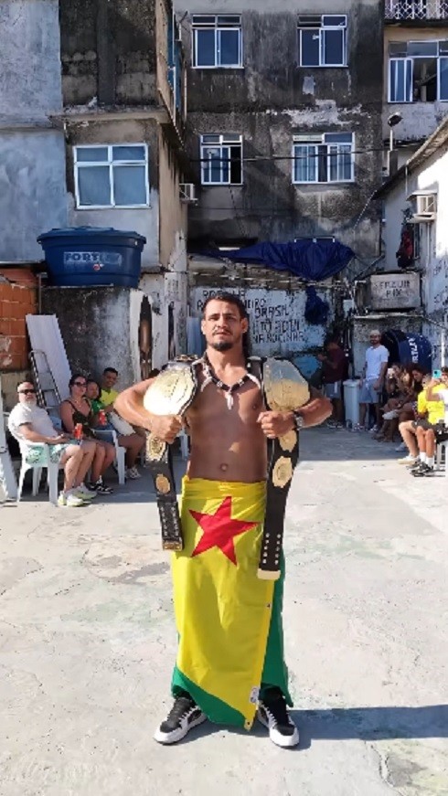 Exibindo bandeira do Acre e cinturões do Shooto Brasil, Wendel Almeida faz ‘trend da Rocinha’