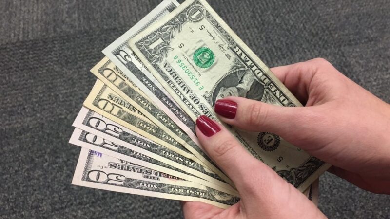 Dólar abre a R$ 4,97 com investidores atentos às tensões no Oriente Médio