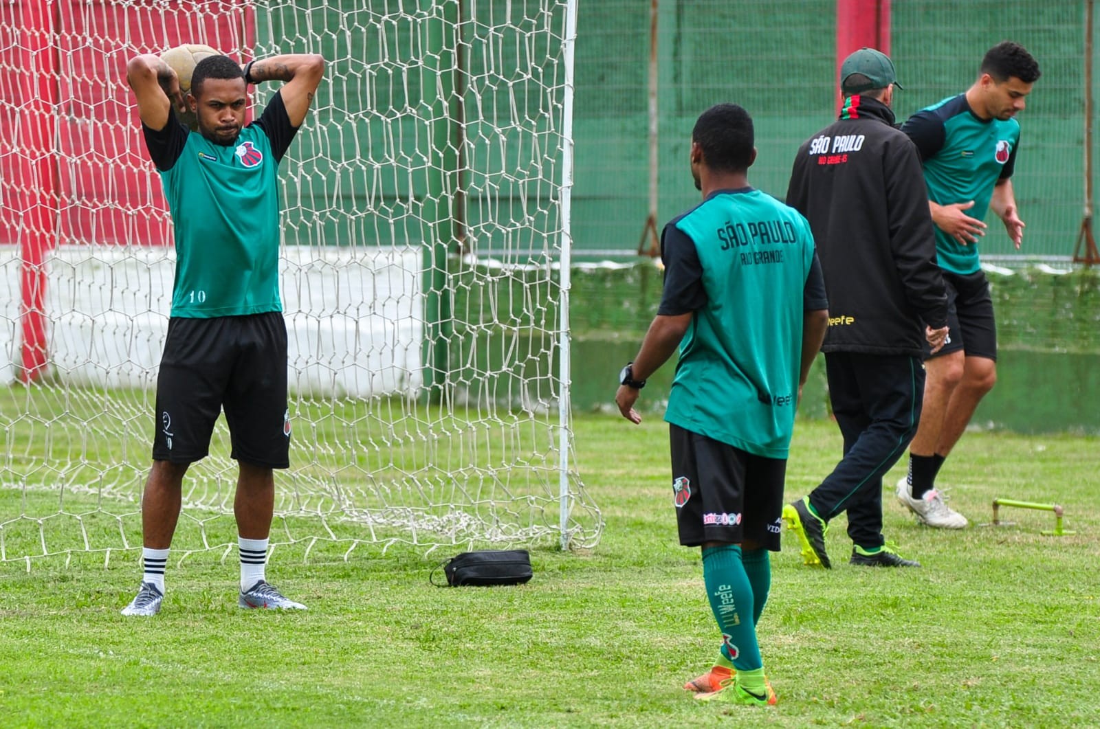 Jogador condenado por tentativa de homicídio se envolve em nova agressão a árbitro no RS