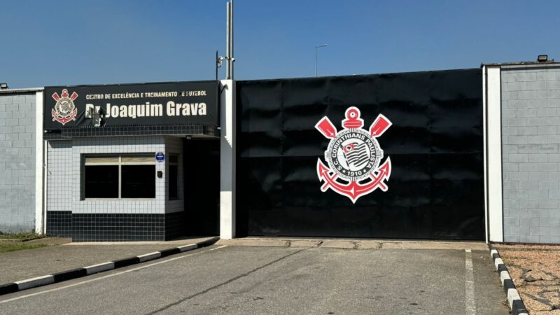 Torcedores do Corinthians cobram elenco no CT: “Se perder domingo, vocês tão f..”