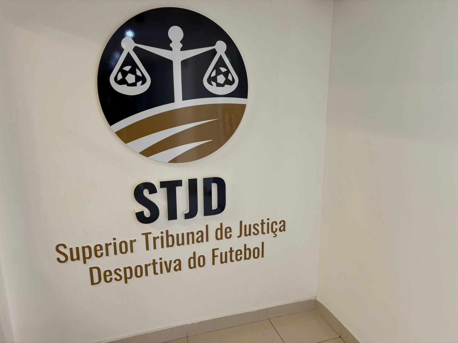 Capital é multado em mais de R$ 6 mil por atraso e gritos homofóbicos em jogo da Copa do Brasil