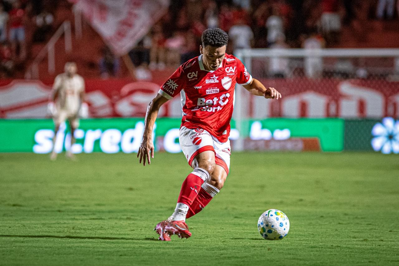 Marquinhos Gabriel destaca desafio de manter liderança e exalta evolução do Vila com Guto