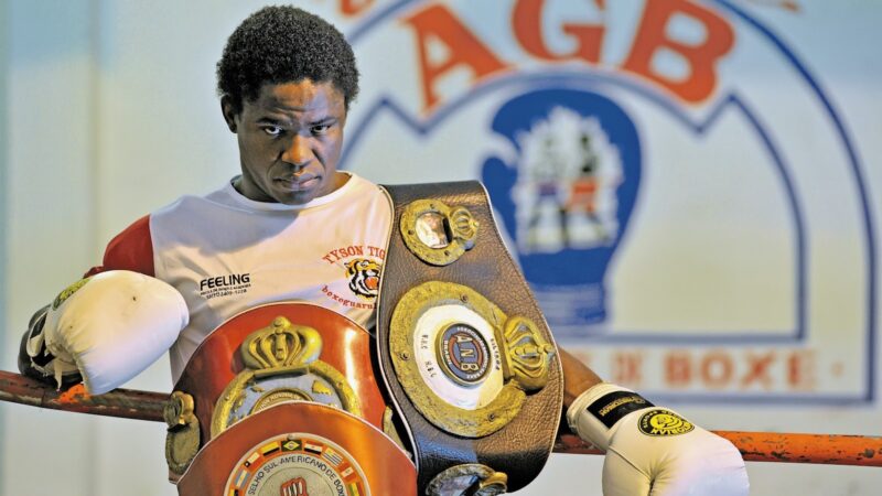 Bicampeão mundial de boxe morou em caixa d’água, ‘pagou’ para lutar e almeja Guiness Book