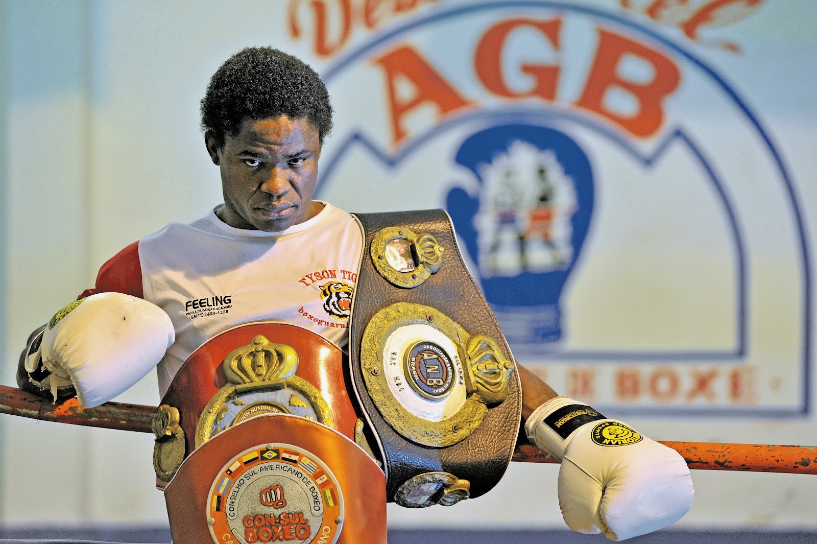 Bicampeão mundial de boxe morou em caixa d’água, ‘pagou’ para lutar e almeja Guiness Book