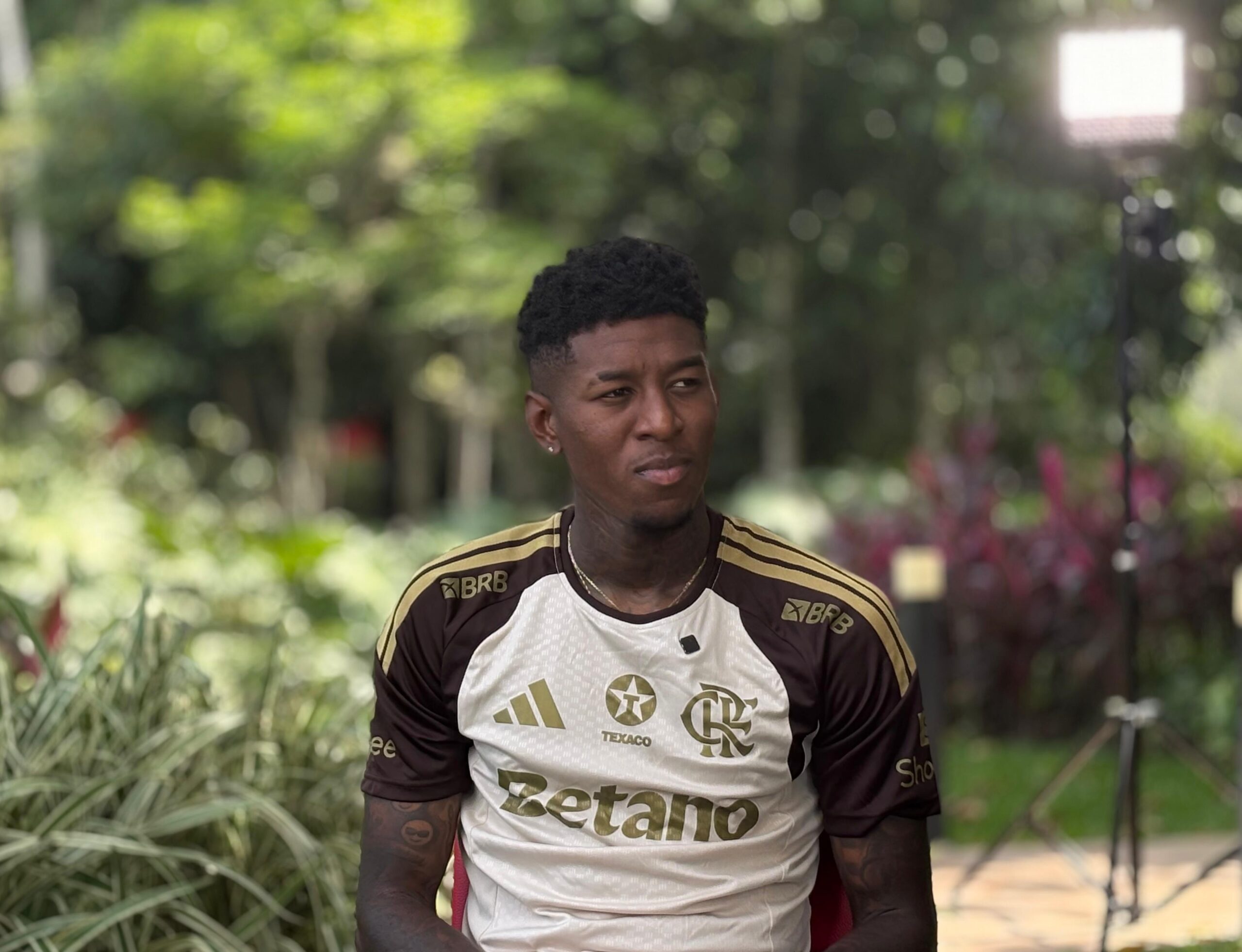 Sacrifício do pai e fuga da guerra forjaram Vitão para viver sonho no Flamengo: “Superou a expectativa”