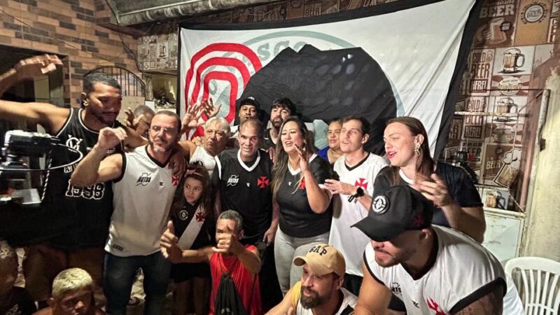 Ídolo do Vasco, Geovani Silva estampa bandeirão e faz surpresa para torcida capixaba